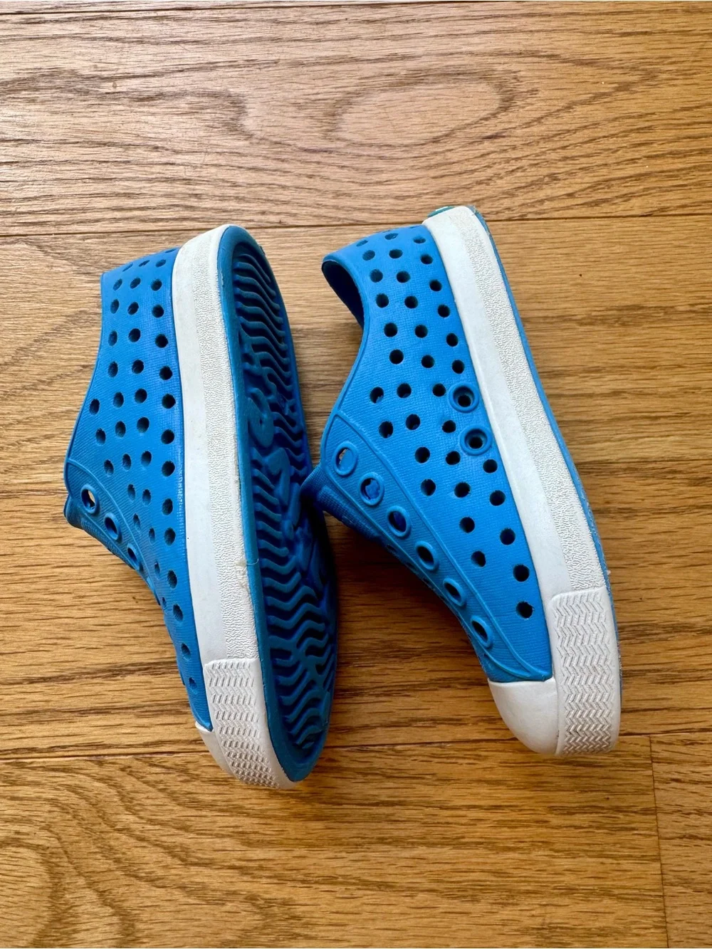 Native Kids Slip-On Water Shoes in Bright Blue with White Toe size 5